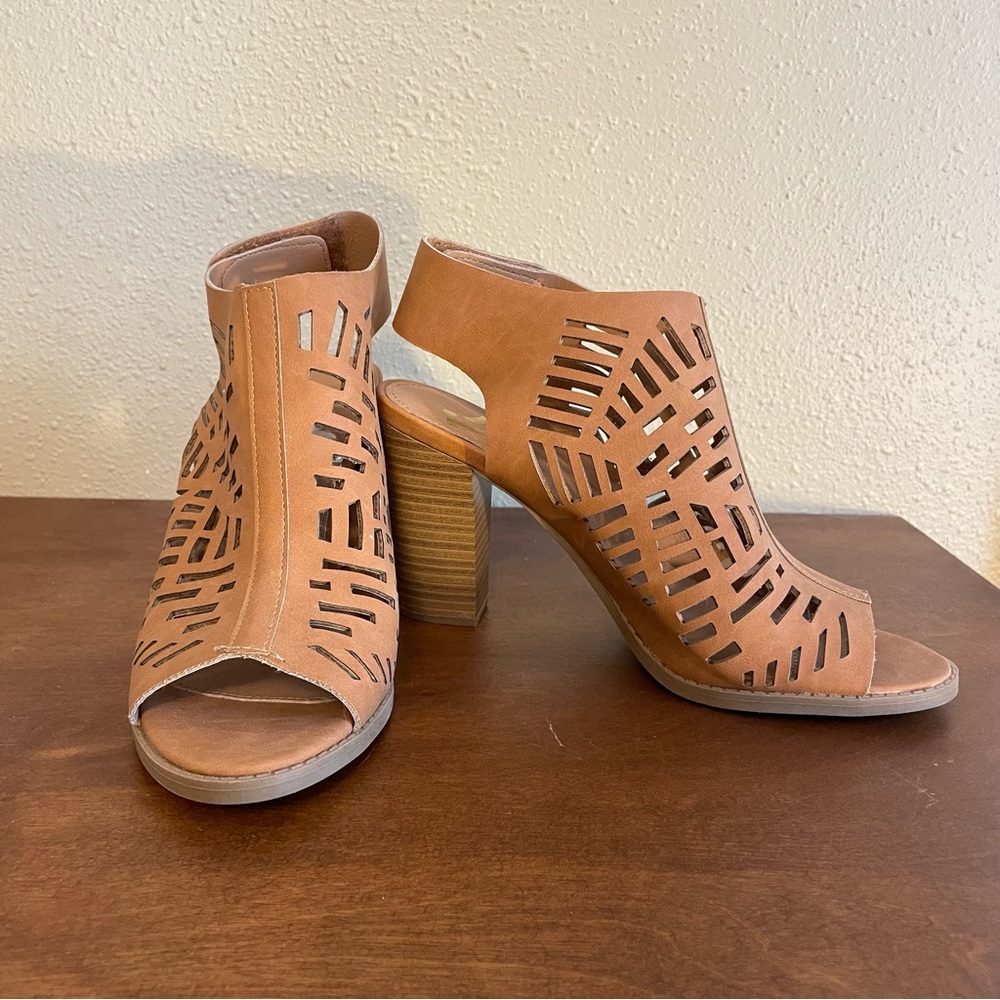 Report Cutout heels Size 9